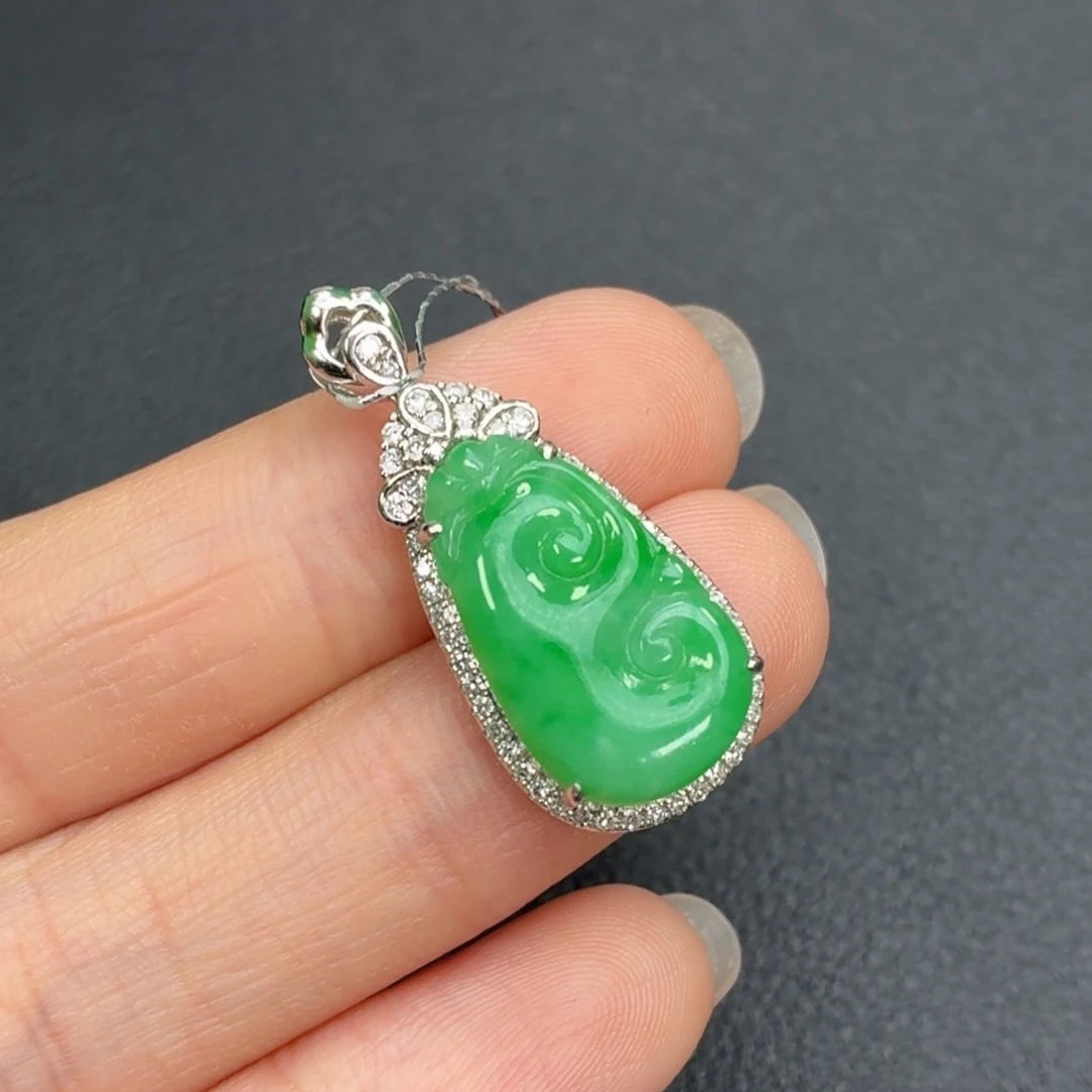 翡翠18K金镶嵌颈饰