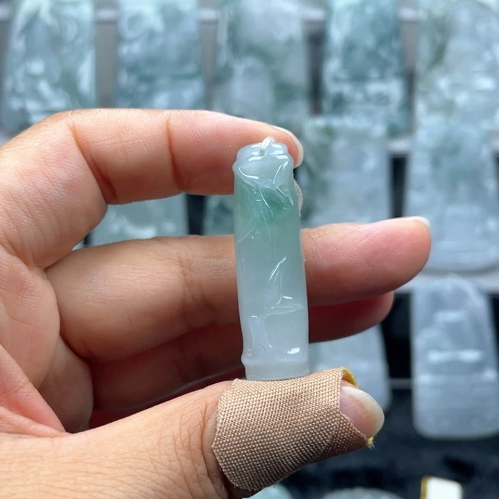 翡翠未镶嵌颈饰文竹