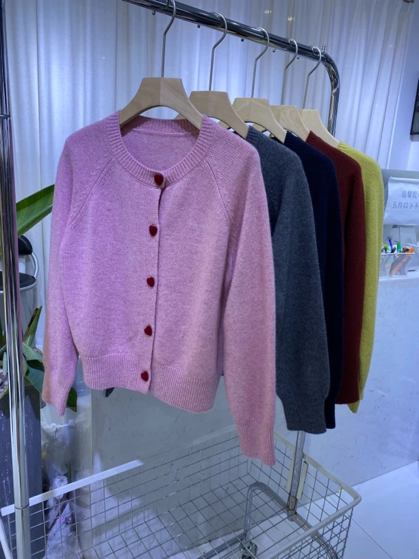 Dora欧货爱心扣毛衣开衫