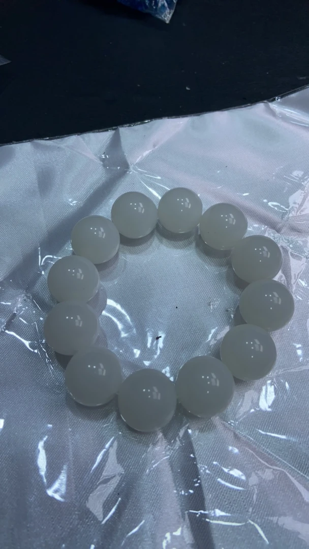 B 374  卡20脂白手串