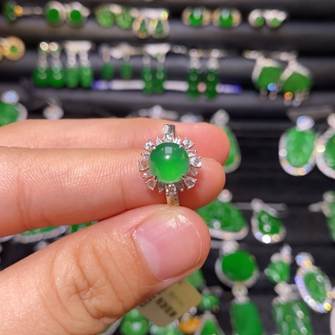 18K金镶嵌戒指翡翠天然翡翠