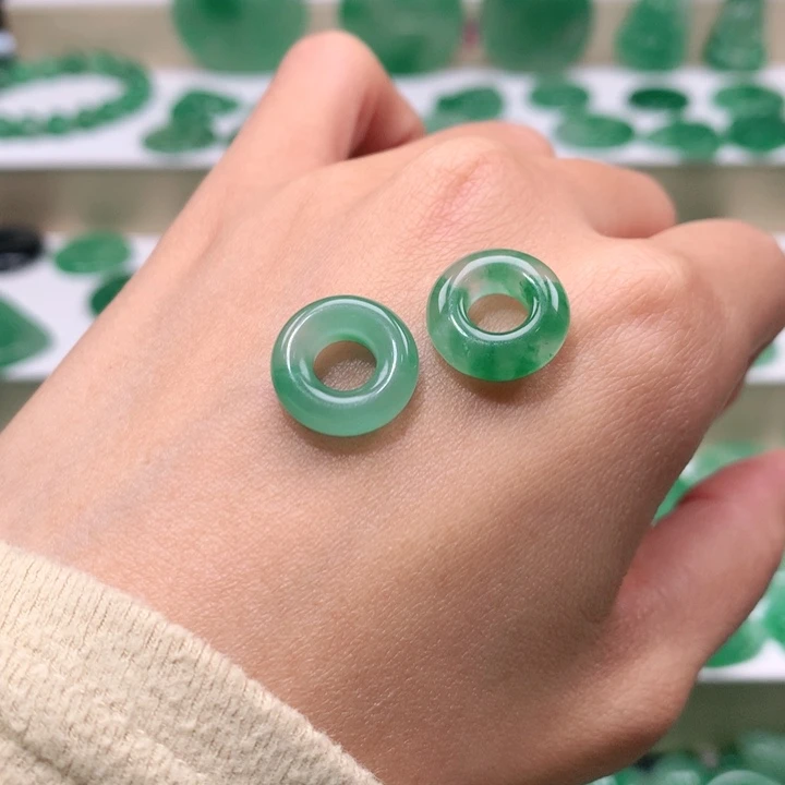 颈饰未镶嵌石英质玉