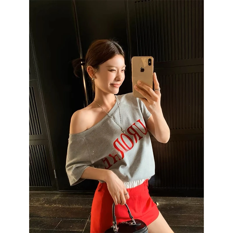 美式复古辣妹露肩字母斜肩短袖T恤上衣红色半身裙a字包臀裙短裙子