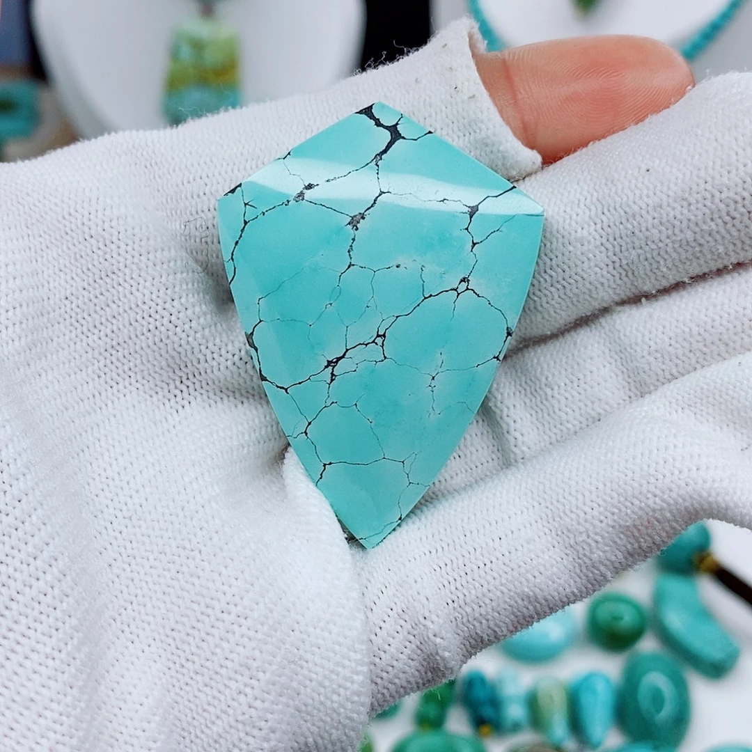 撸****绿松石未镶嵌颈饰