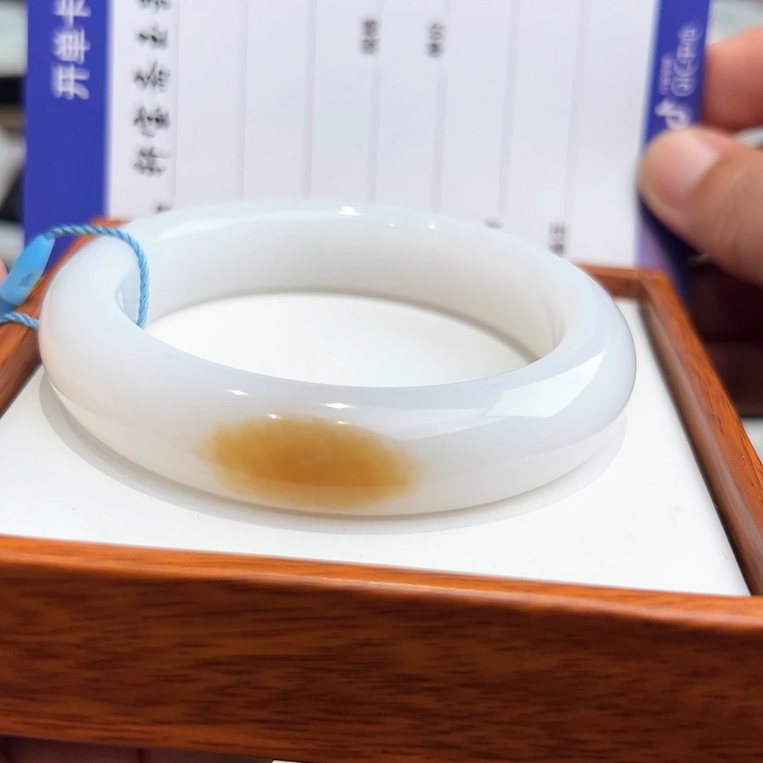绿***汤未镶嵌手镯和田玉