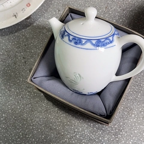 陶瓷手绘茶壶一个