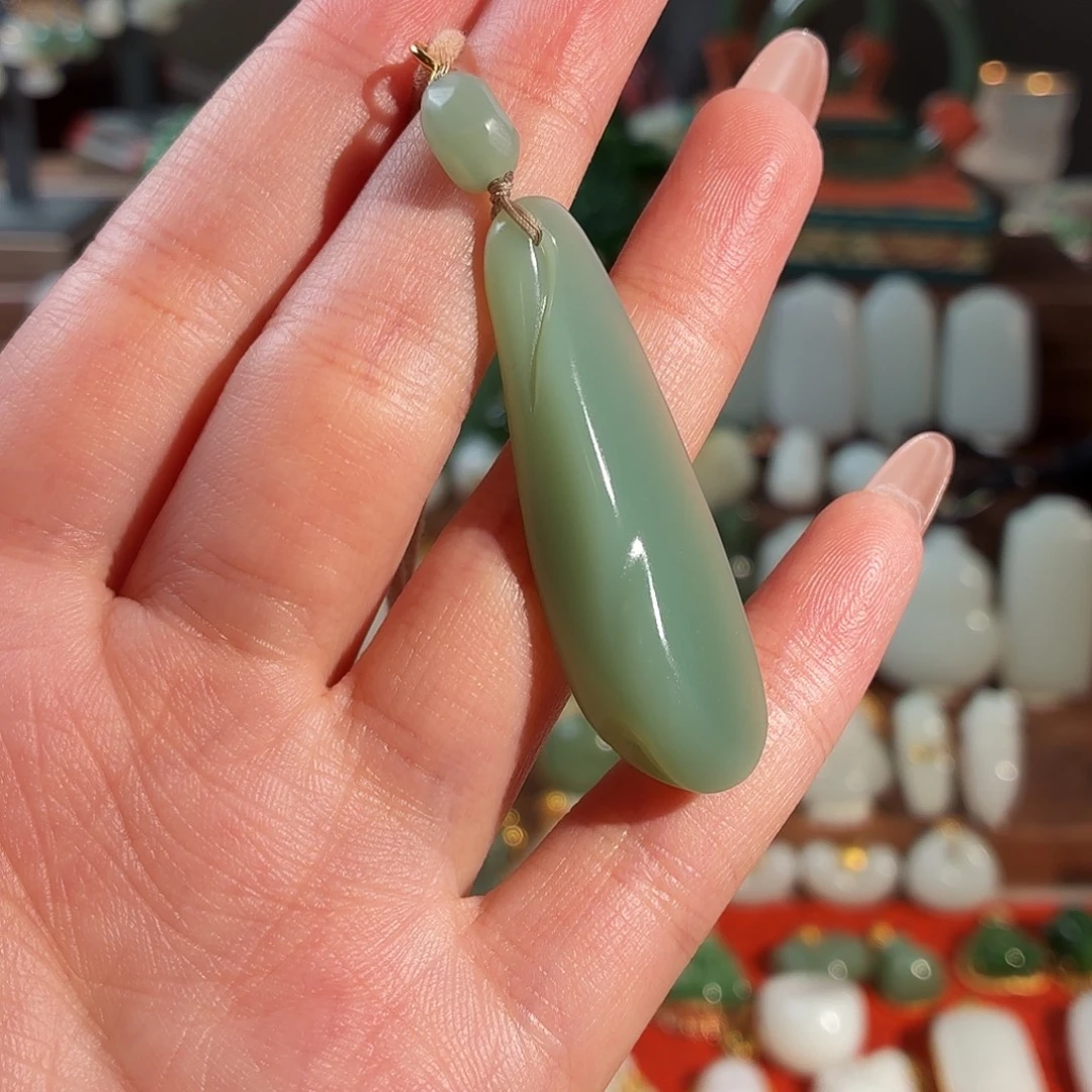 虞***人和田玉未镶嵌颈饰