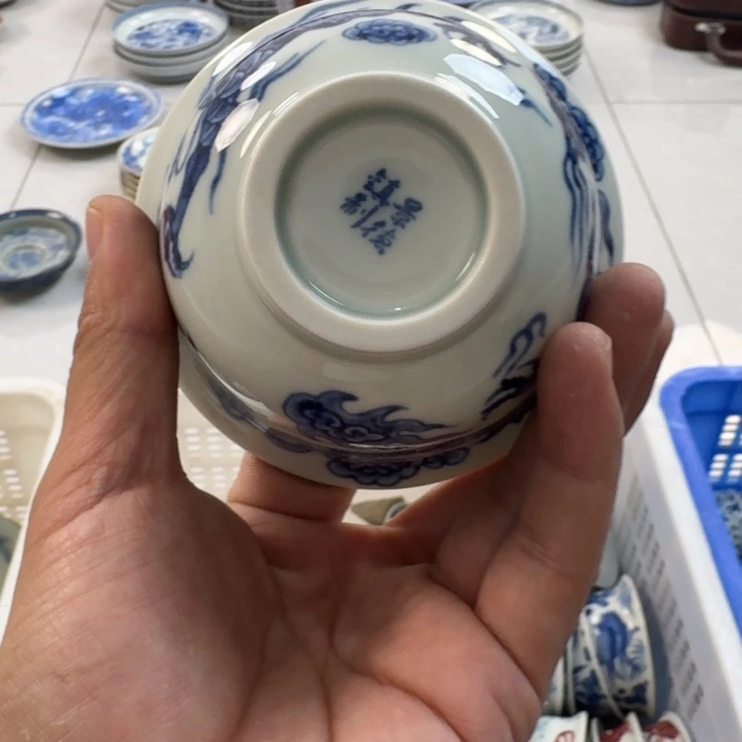 陶摆件青花铠甲龙大压手