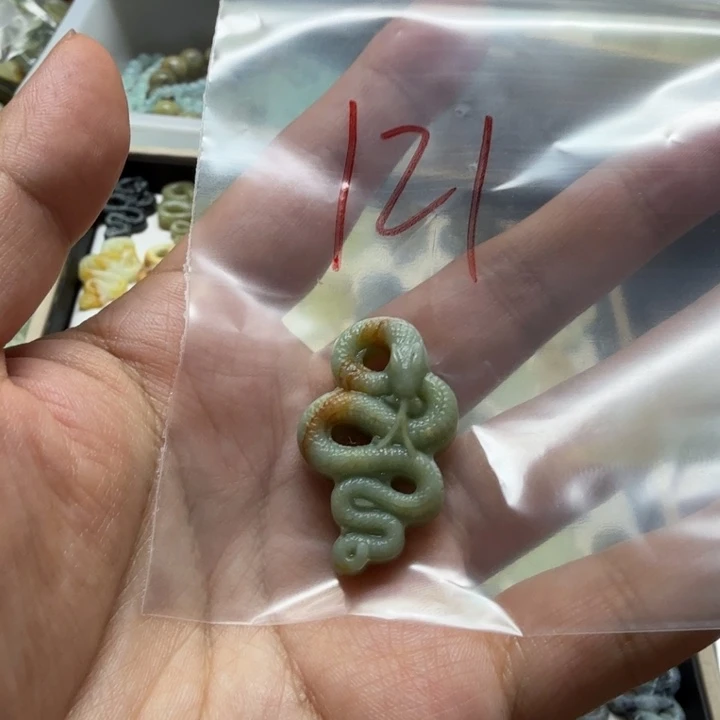 透闪石-蛇纹石玉吊坠未镶嵌