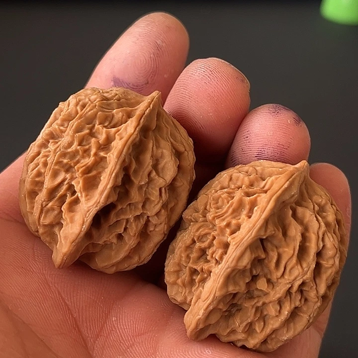 文玩核桃把件老款蟠龙纹