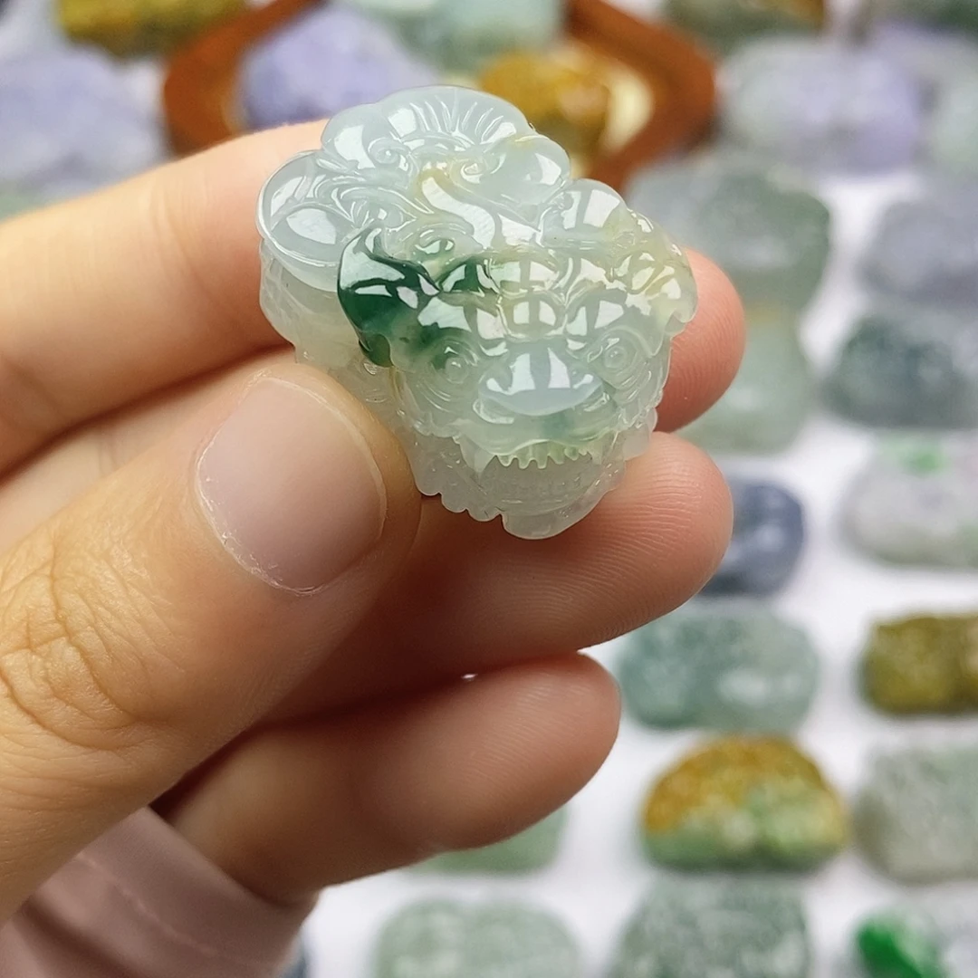 翡翠未镶嵌颈饰貔貅