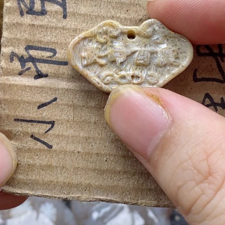 颈饰未镶嵌硅化珊瑚（珊瑚玉）s*浪