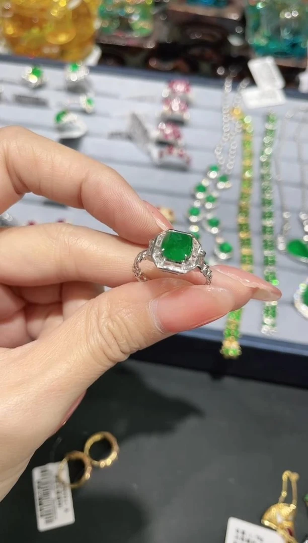 18K金镶嵌天然祖母绿戒指唐塔款