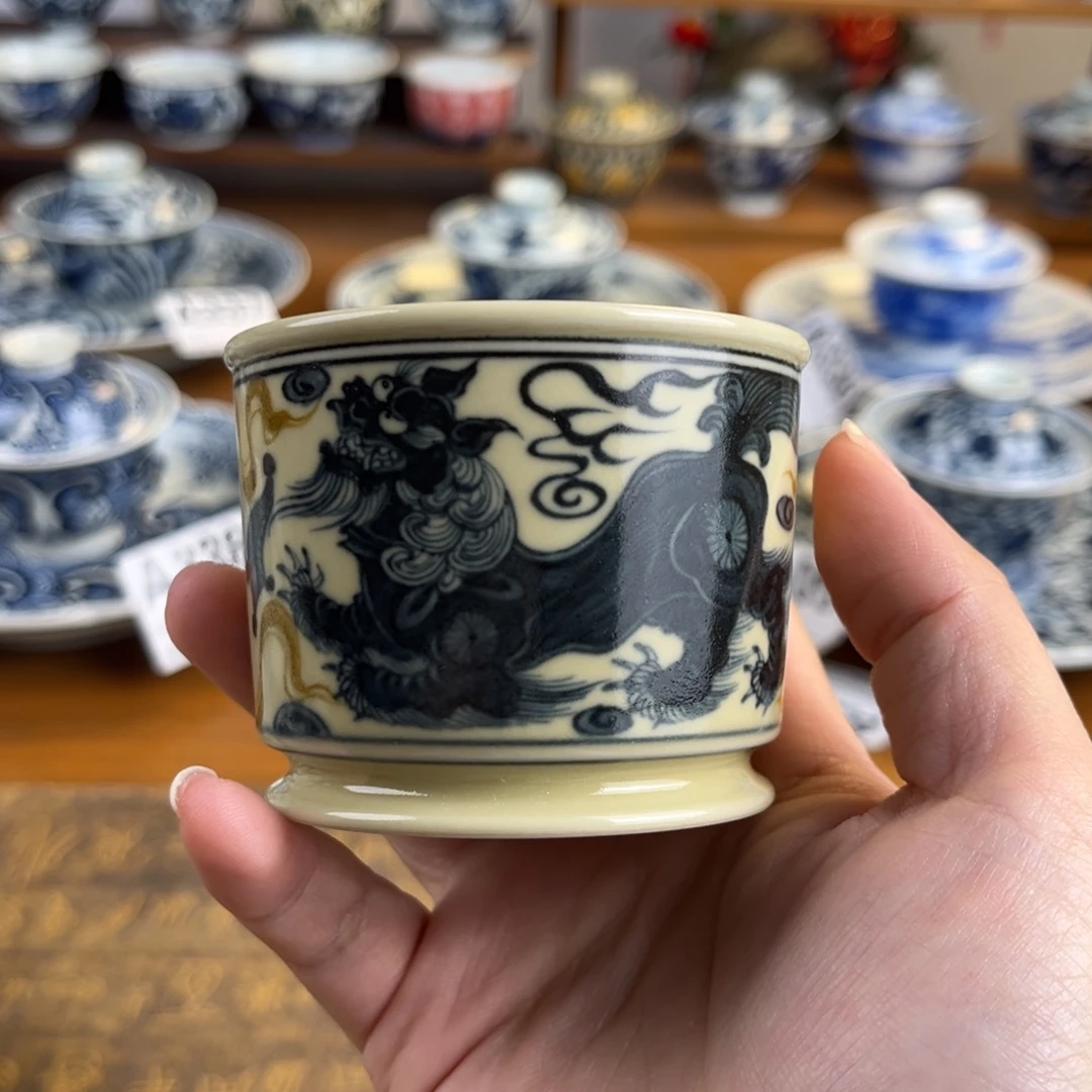 釉里金狮子戏绣球容天杯