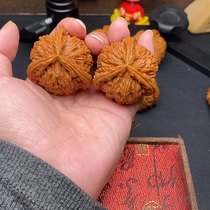 文玩核桃把件白奔