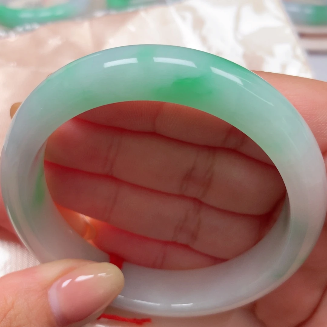 翡翠未镶嵌手镯24细腻白底青小微瑕