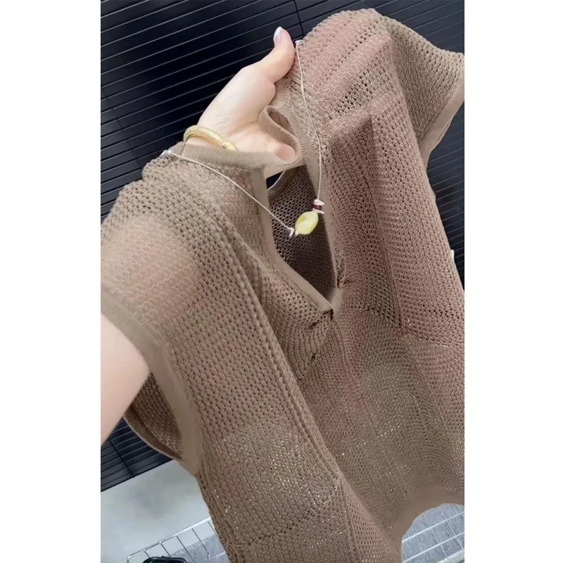 2025年夏季高级设计感轻奢百搭超好看时髦圆领卡其色镂空上衣