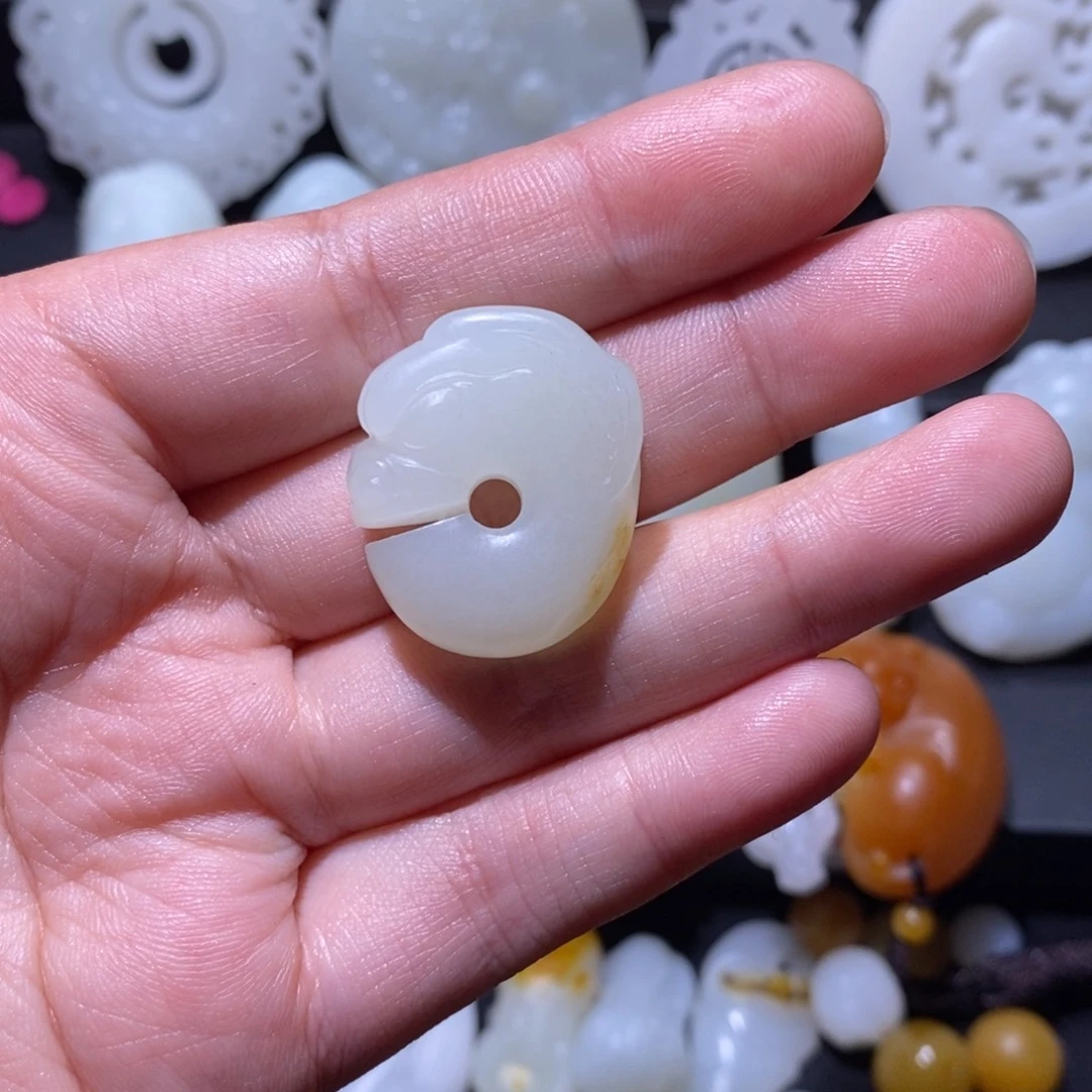 大***强和田玉未镶嵌颈饰