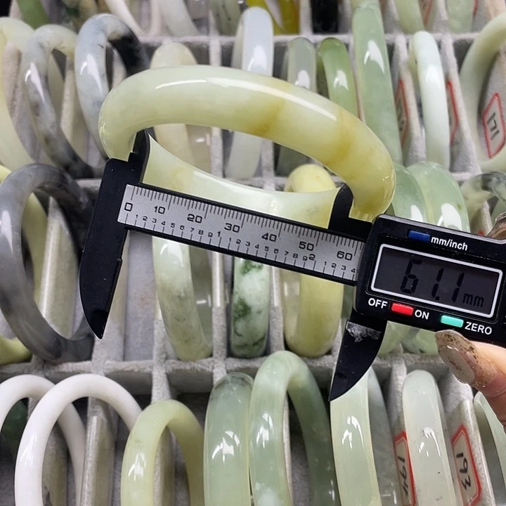 蛇纹石玉未镶嵌手镯188