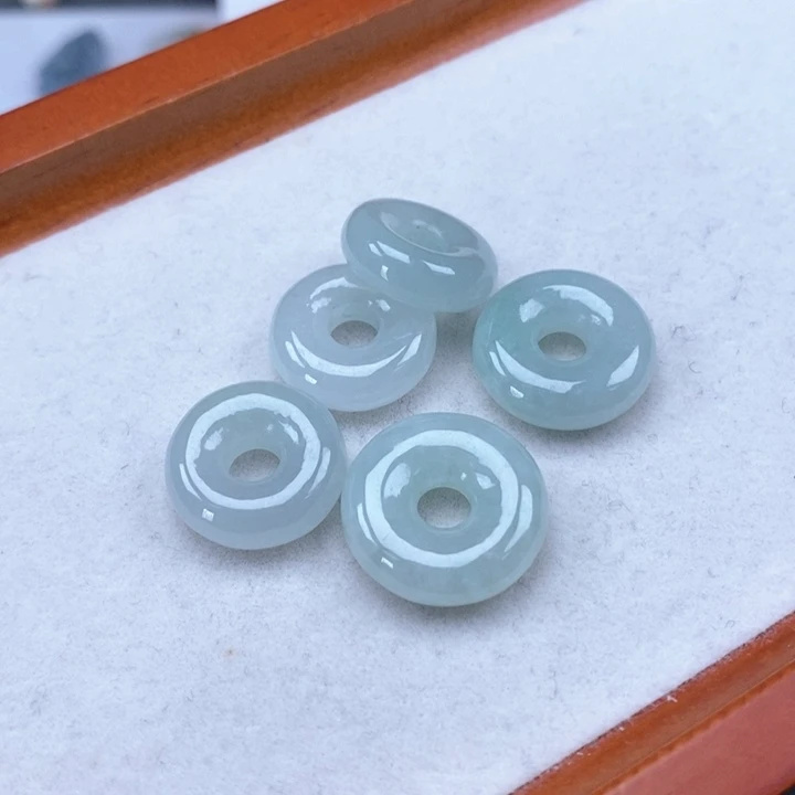 翡翠未镶嵌颈饰多样性发其一