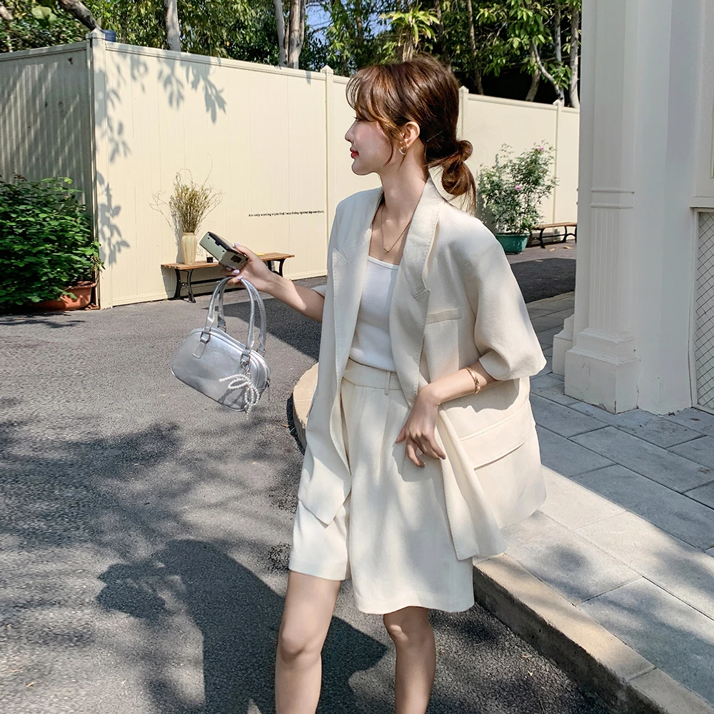 米白色老钱风短袖西服套装女2025夏季新款宽松显瘦直筒短裤两件套