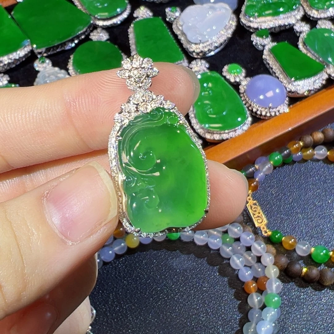 翡翠18K金镶嵌吊坠(赠链)