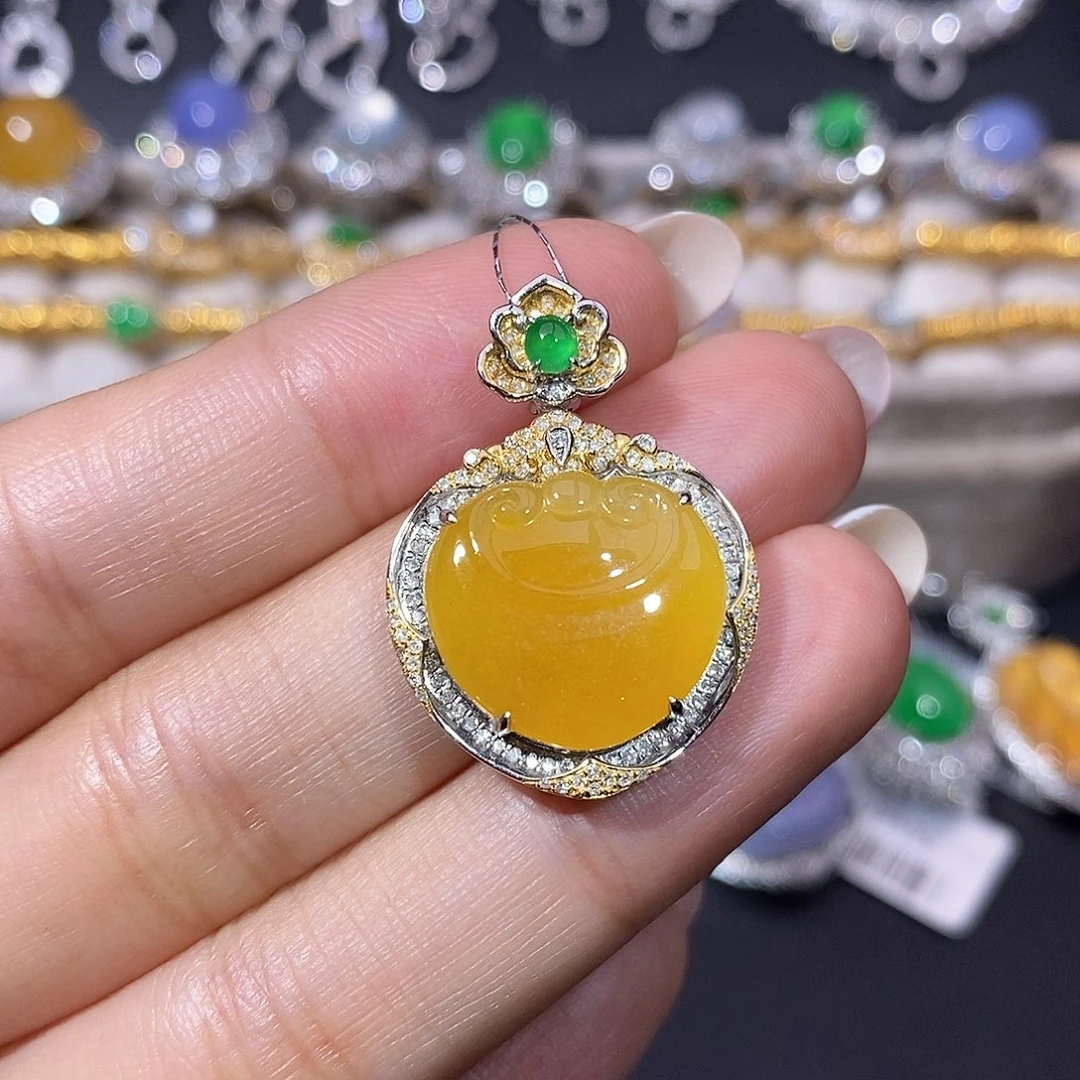 翡翠18K金镶嵌颈饰吊坠