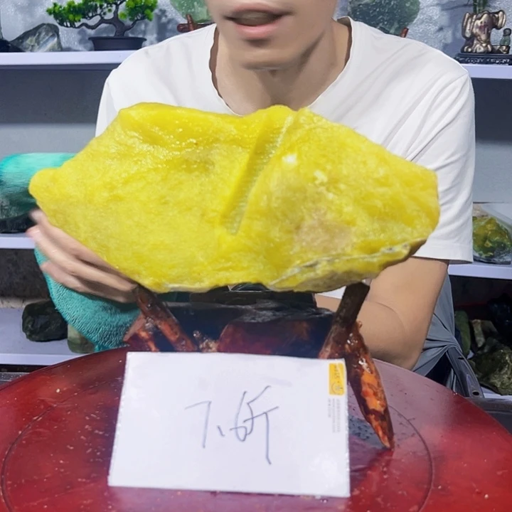 大***点蛇纹石玉未镶嵌珠宝奇石