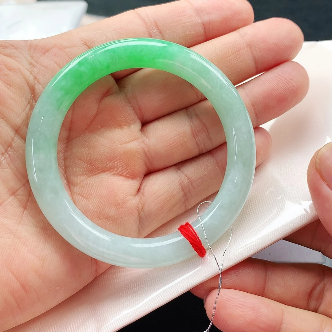 翡翠手镯未镶嵌不*天然翡翠手镯