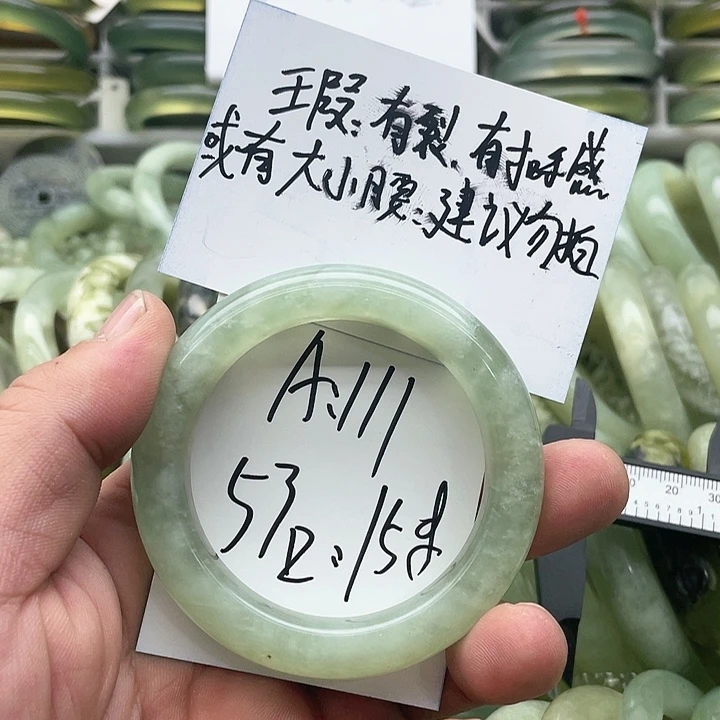 蛇纹石玉手镯未镶嵌