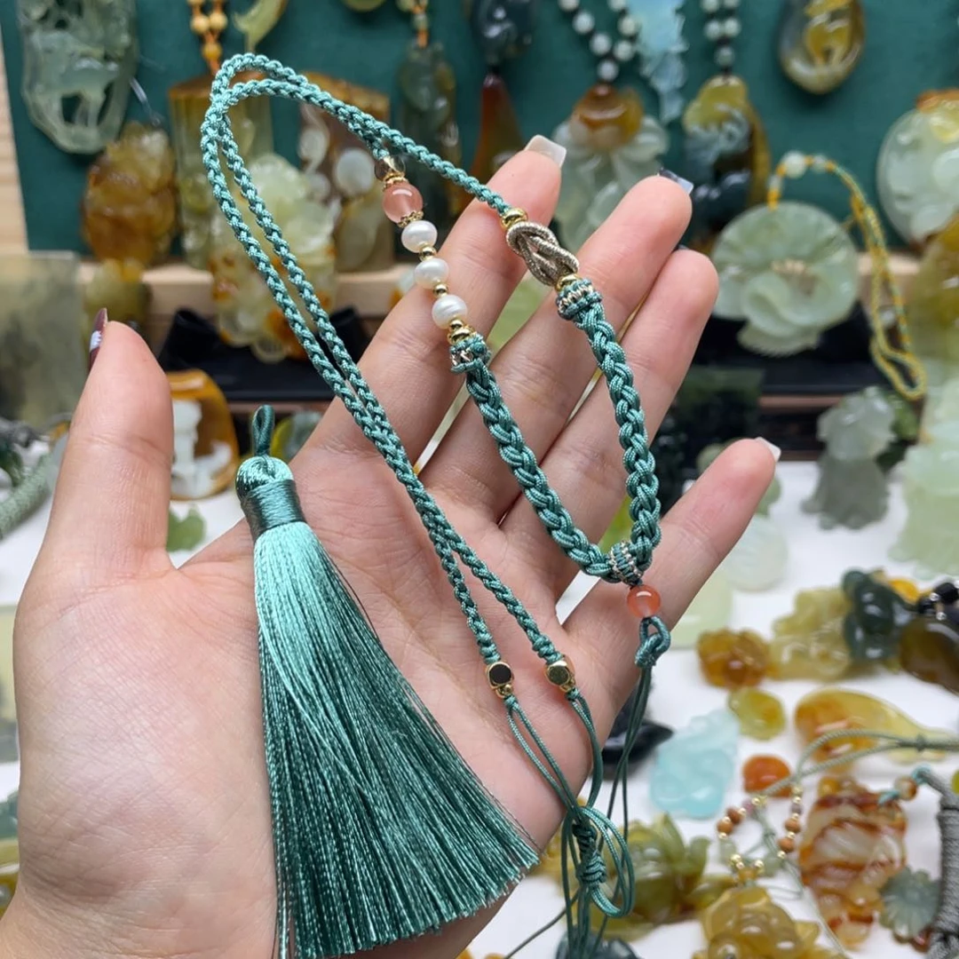 蛇纹石玉颈饰未镶嵌诗*琦