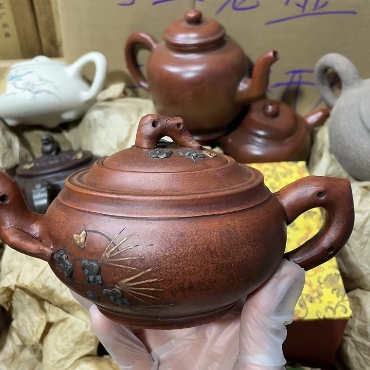 紫砂茶壶矿泥料，手工制作的一把紫砂壶。