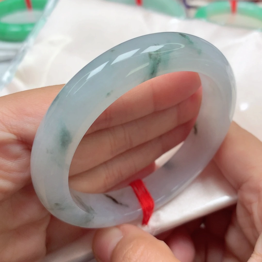 翡翠手镯未镶嵌冰飘花