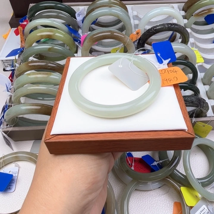 未镶嵌手镯和田玉七月