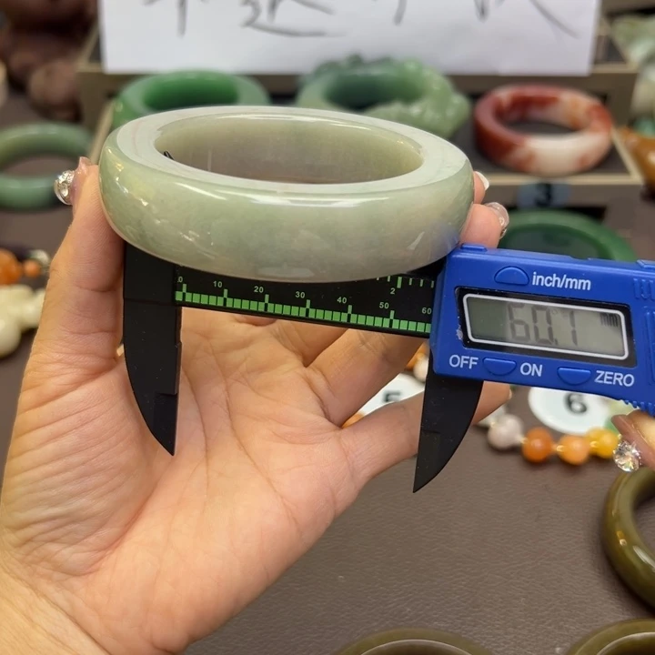 未镶嵌手镯石英岩玉