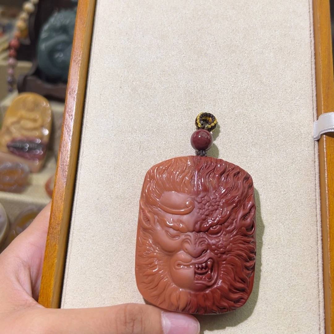 方***旗颈饰未镶嵌石英质玉