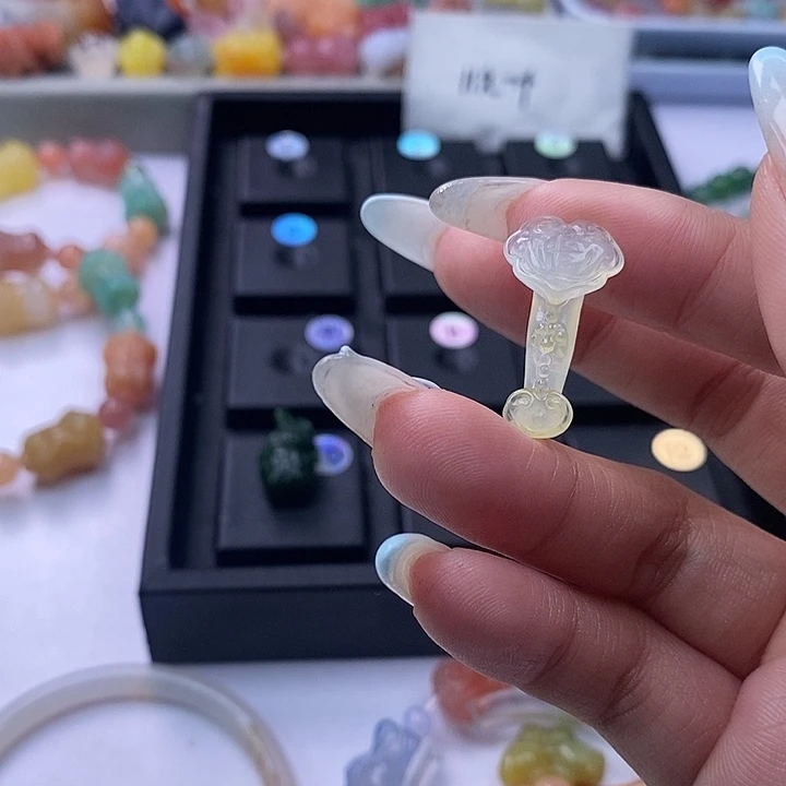 玛瑙/玉髓雕刻件未镶嵌李*