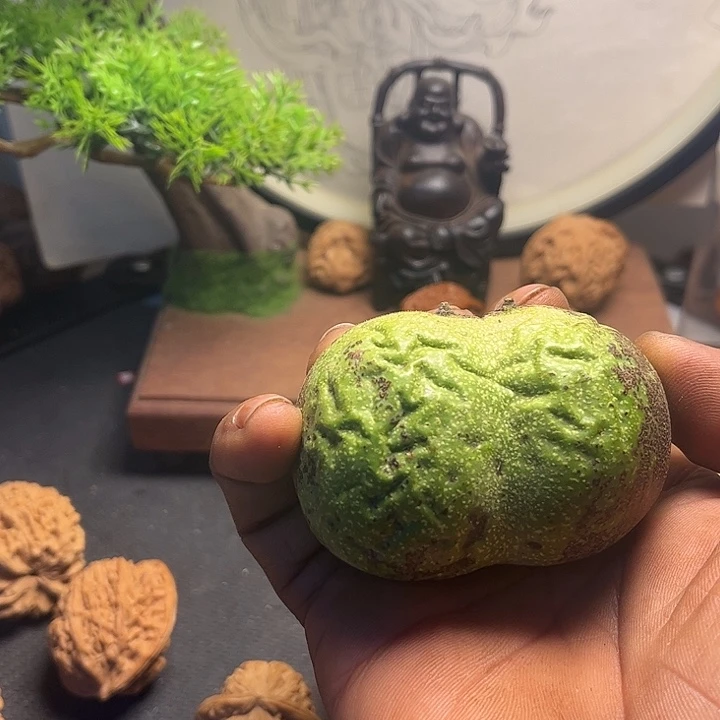 A***z文玩核桃吊坠白狮子青皮