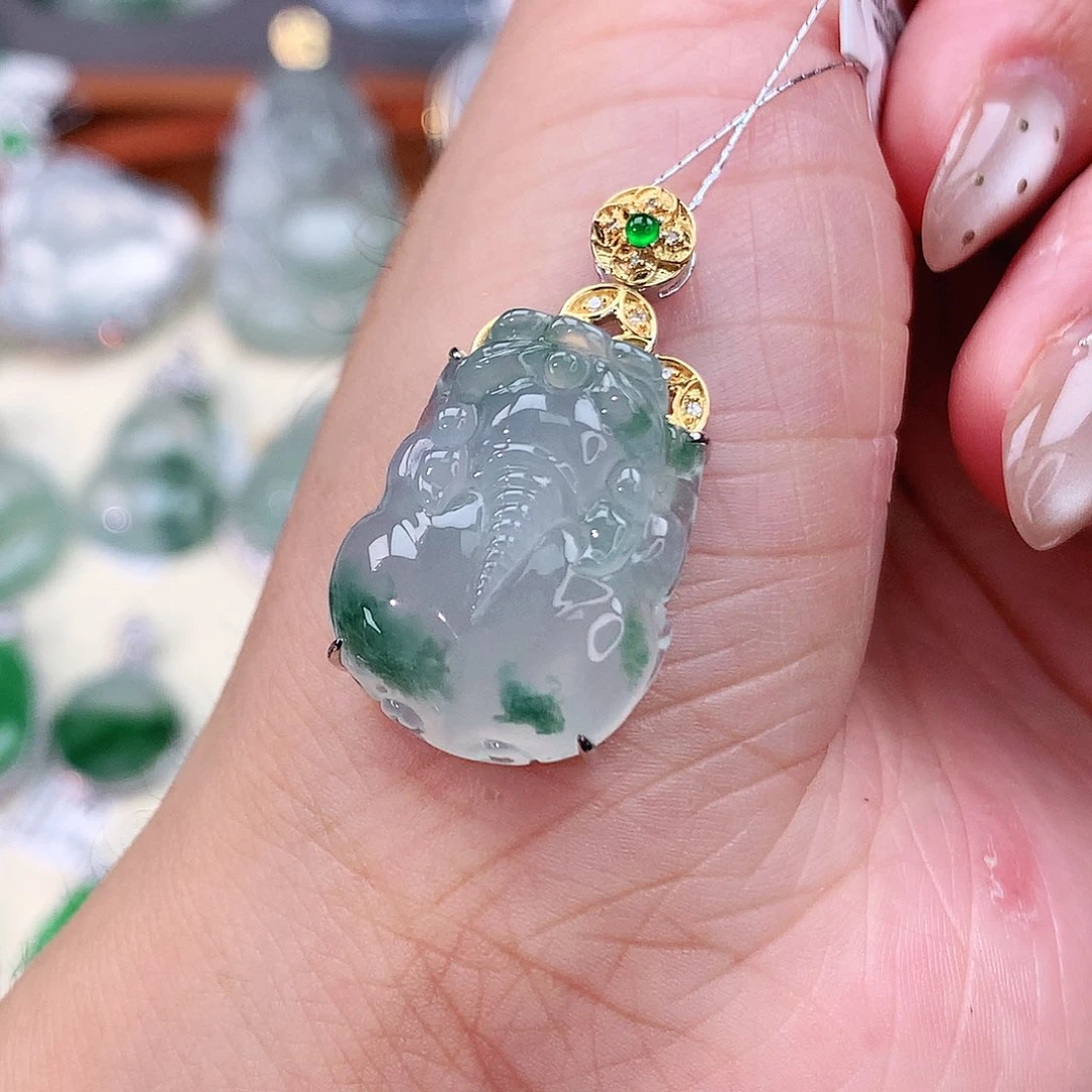 颈饰18K金镶嵌翡翠貔貅