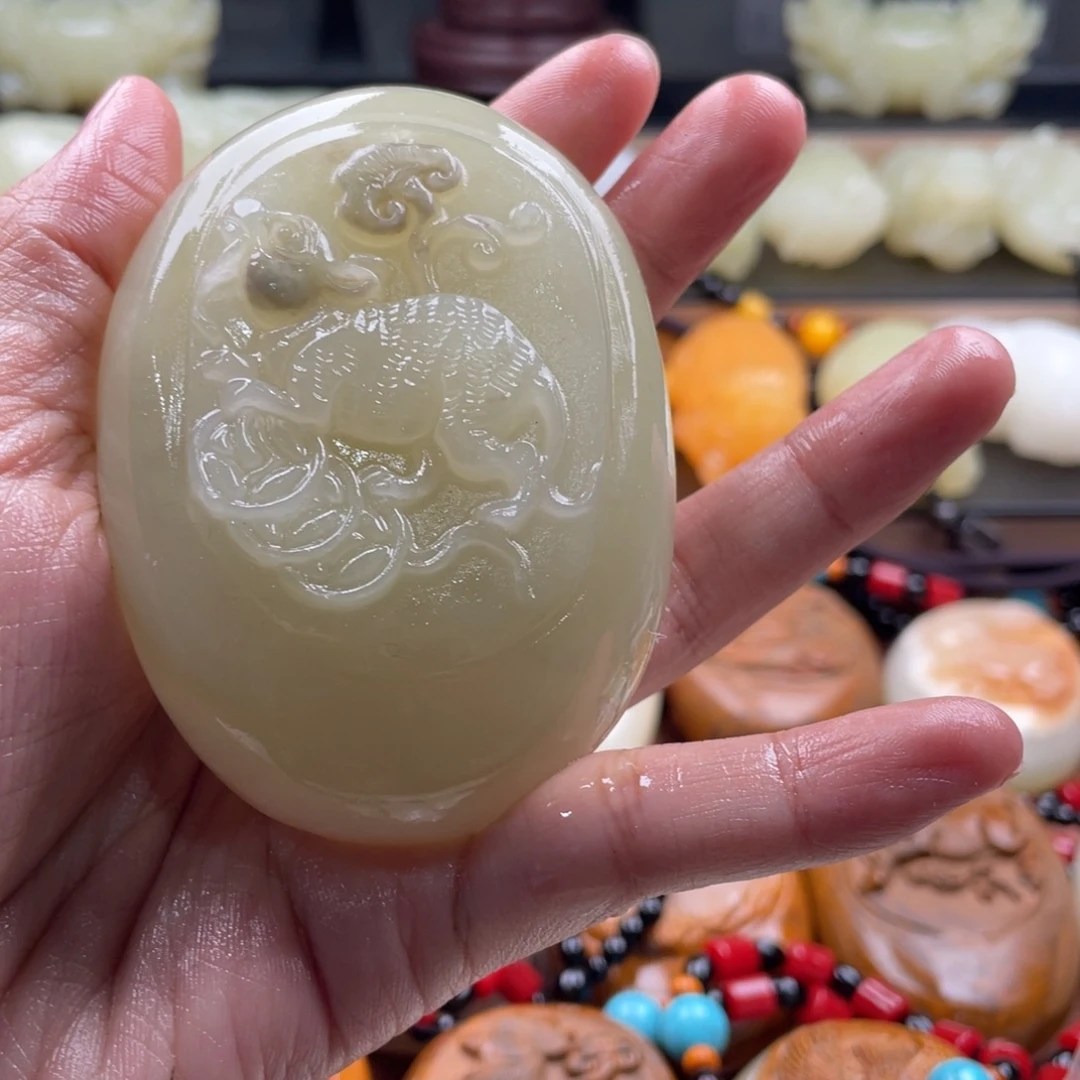 余***风石材古青石手把件