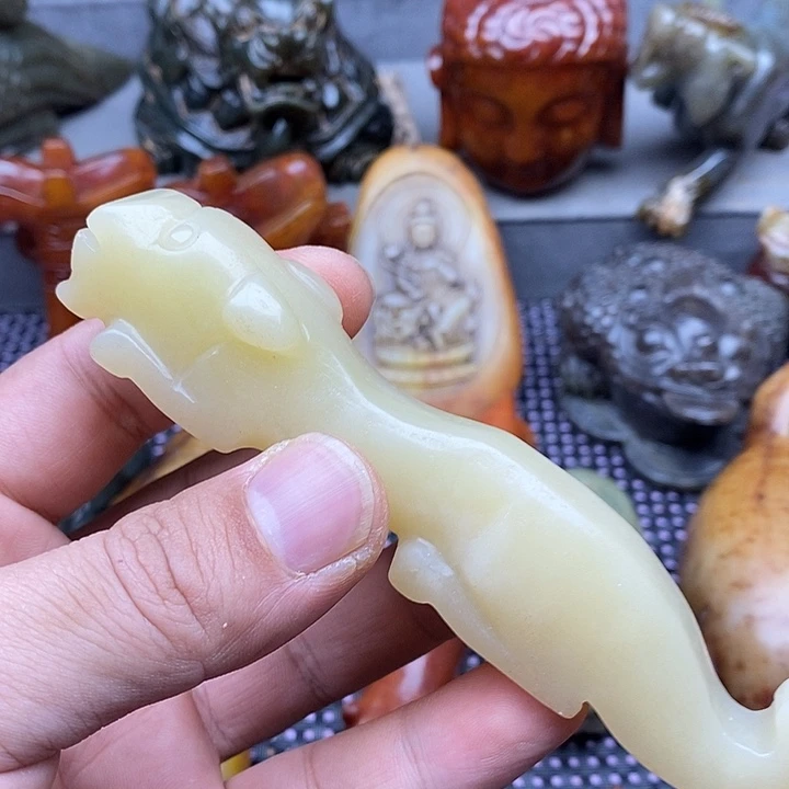 未镶嵌蛇纹石玉颈饰