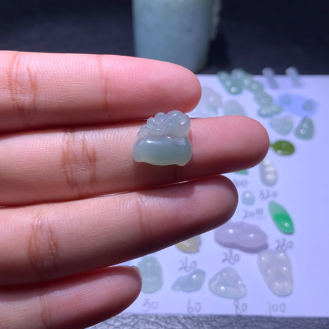 翡翠未镶嵌颈饰鹿