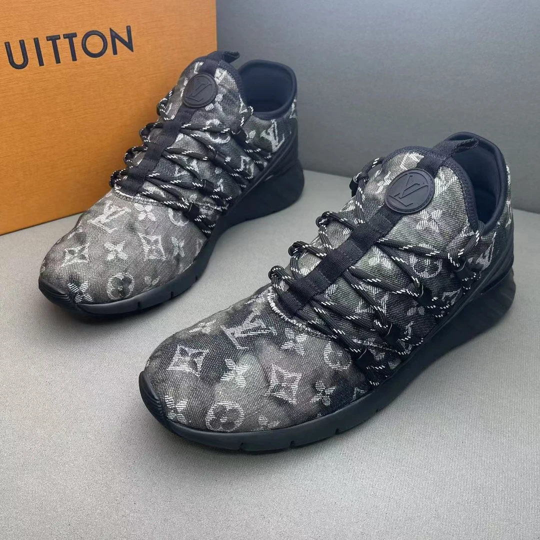 99新 LouisVuitton/路易威登 黑灰色时尚舒适老花满印运动鞋 41码
