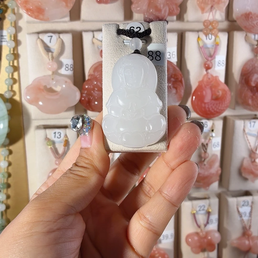 瑤***.颈饰未镶嵌石英质玉（金丝玉）