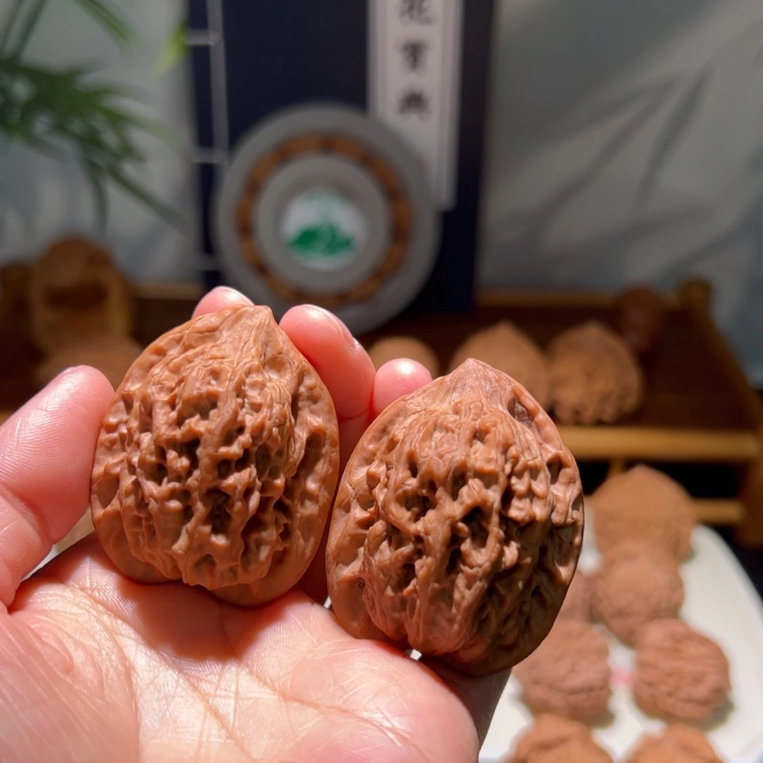 文玩核桃把件秦岭野生鸡心油蜡皮