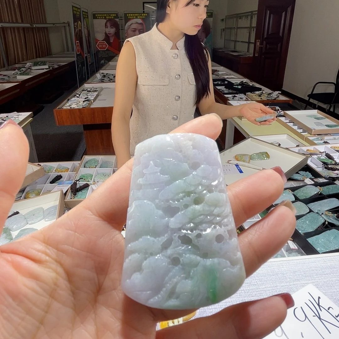 翡翠未镶嵌颈饰一个