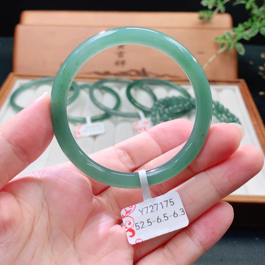 翡翠手镯（圆镯）未镶嵌