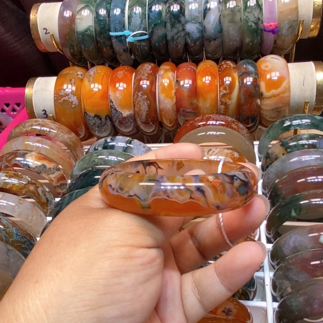 玛瑙/玉髓手镯未镶嵌Lv Y。 51口。      刘