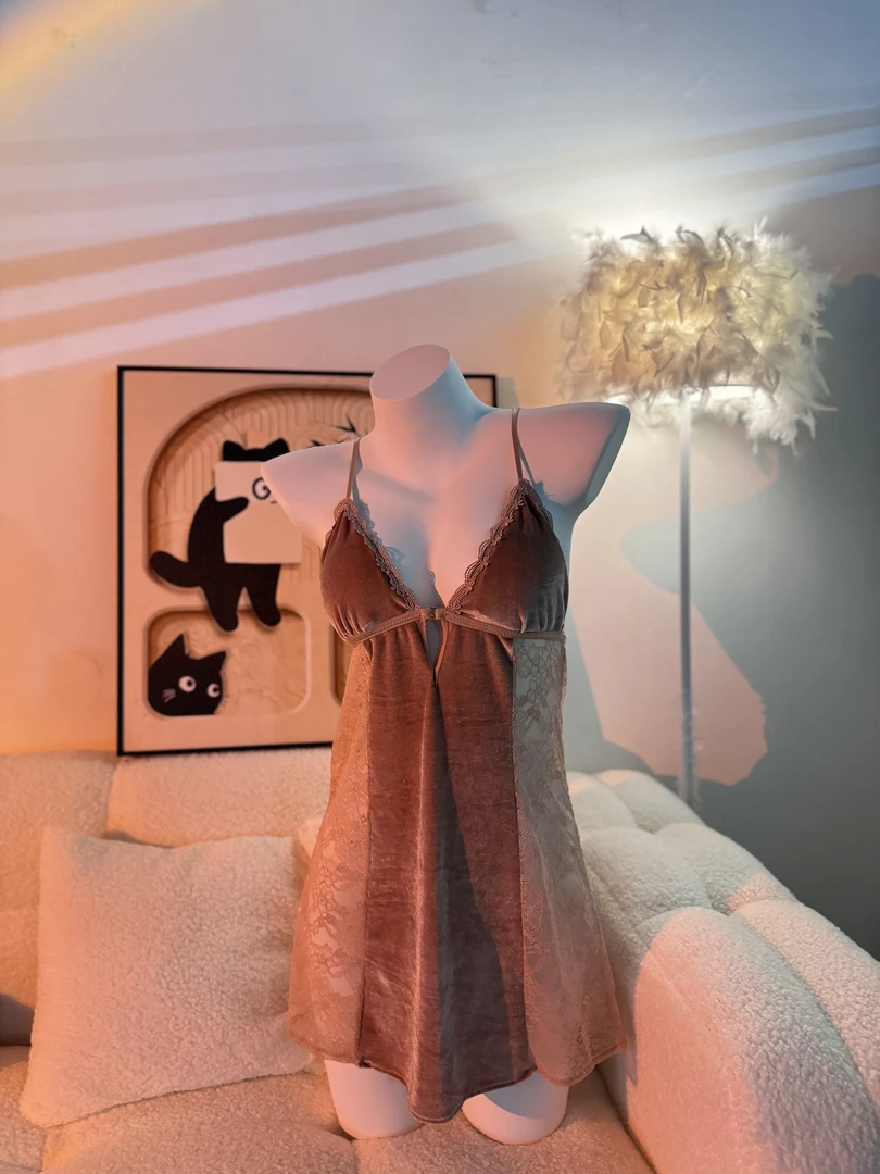 【尤咪umi】玫瑰金！性感丝绒吊带睡裙