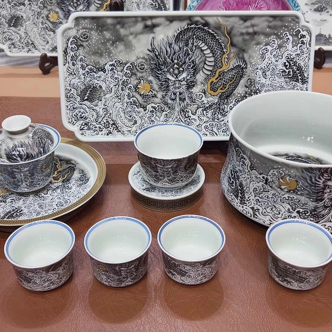 摆件景德镇陶瓷艺术展在上海举办期间举行开幕